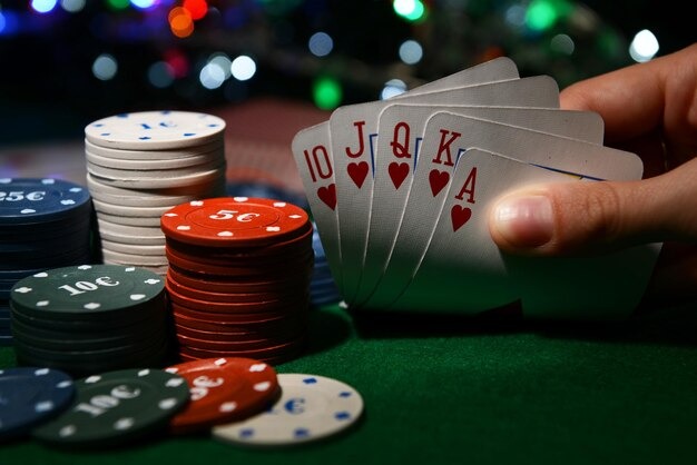emas168 Hot Pot live-dealer table with dice, betting interface, and real-time video feed